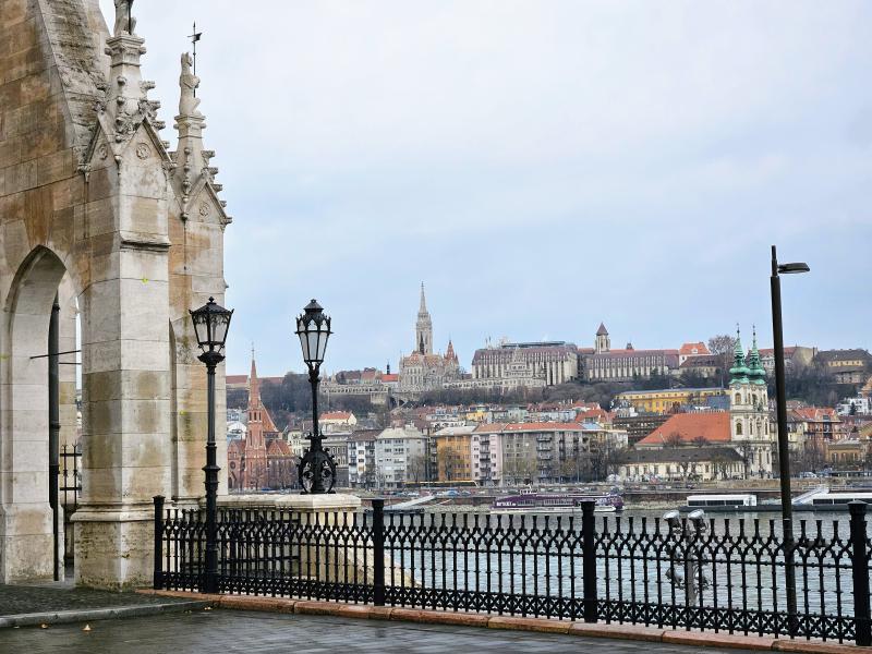 Pesti séta a belvárosban, kilátás a Parlamentnél