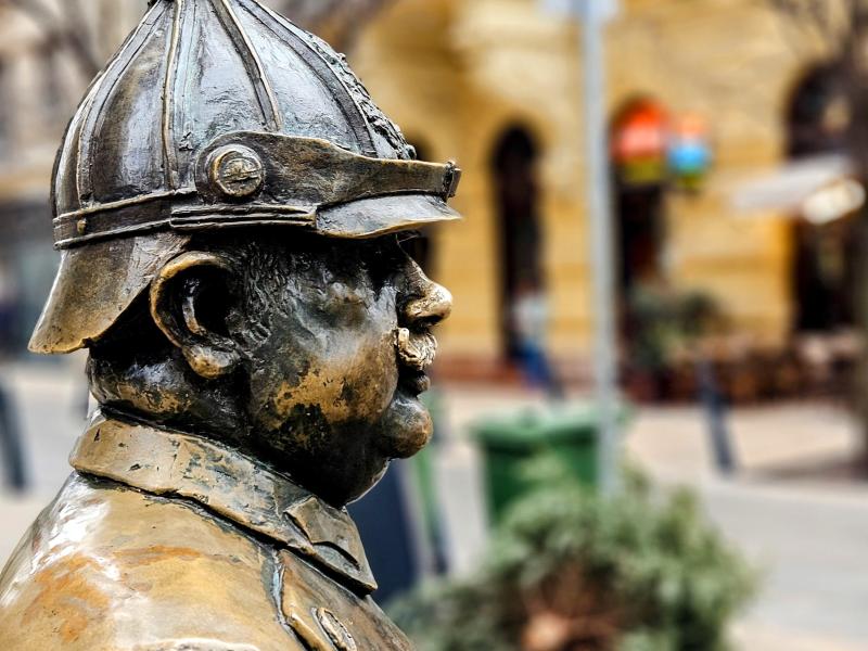 Pesti séta a belvárosban, a pocakos csendőr szobra