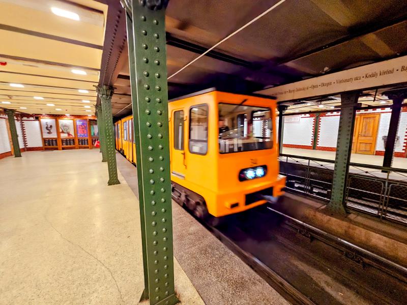 Pesti séta a belvárosban, Földalatti